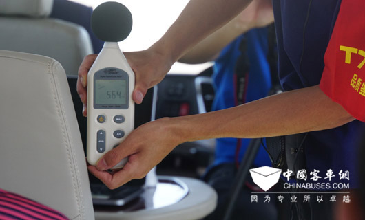 在怠速封閉空調車廂內，車頭乘客區噪音測試為56分貝。