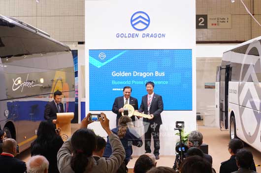 2金龍汽車集團(tuán)董事長廉小強(qiáng)向以色列客戶交付象征合作共贏的金鑰匙