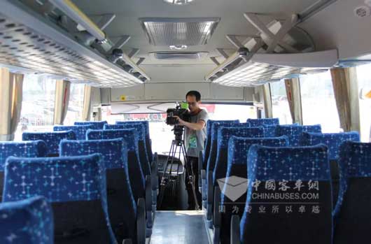青運(yùn)頻道記者拍攝新能源通勤車內(nèi)飾