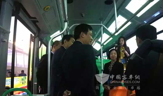 揚(yáng)子江4款新能源車亮相新能源成果匯報(bào)展