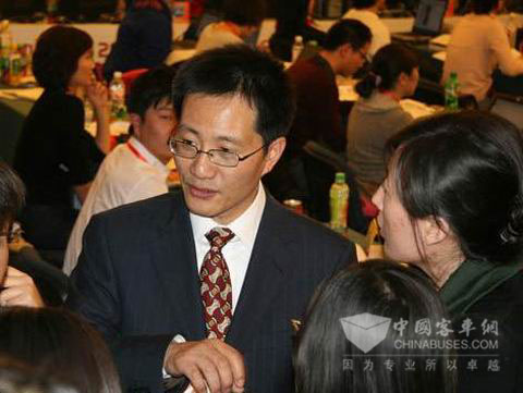 杭州中策橡膠有限公司副總經(jīng)理葛國榮在央視2010年黃金資源廣告招標(biāo)會上