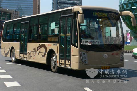 裝配道依茨一汽大柴發動機的大連公交車