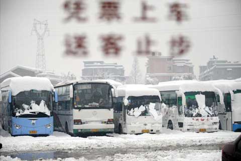 2010年公路春運(yùn)的高峰被大雪阻擋