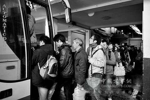 春運期間長途客運站里人們排隊上車