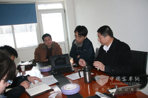 大金龍售后服務部華北片區主管陳應松為記者講解大金龍籌備兩會工作