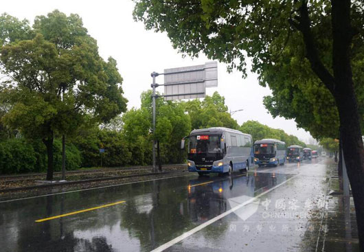 龍澤汽服的中通客車送客人前往機(jī)場