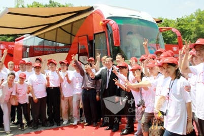 國內(nèi)首輛房車型愛心獻(xiàn)血車交付上海服務(wù)世博(圖集)