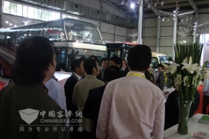 國家相關(guān)部門領(lǐng)導(dǎo)與金旅客車