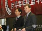 外國(guó)專家正在演講