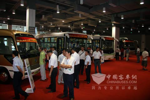 上百名客運(yùn)代表查看申龍平安中國(guó)行展車(chē)