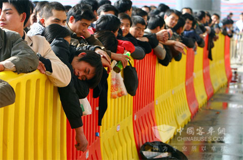 2010年1月20日下午，寧波國際會展中心鐵路臨時售票點，長長的隊伍中，從廣西來此打工，已經3年沒有回過家的小伙子梁獻貴趴在隔離欄上酣然入眠。 