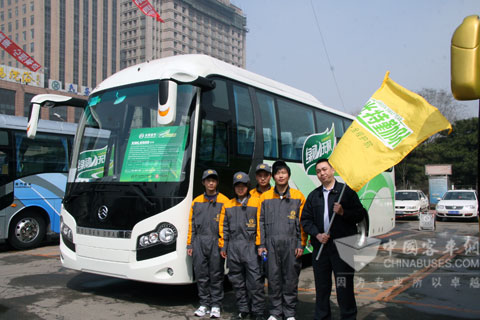 綠光特勤隊(duì)車(chē)前留影