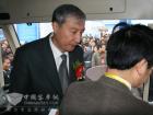 恒通客車副總經(jīng)理田野在恒通的純電動車上向黃奇帆市長、田力普局長介紹恒通客車