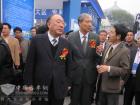 恒通客車副總經(jīng)理田野在恒通的純電動車上向黃奇帆市長、田力普局長介紹恒通客車