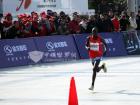 肯尼亞選手凱伯科里爾以2小時8分07秒成績奪冠，圖為沖刺瞬間