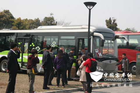 百路佳攜精品客車參選2011上海客車展