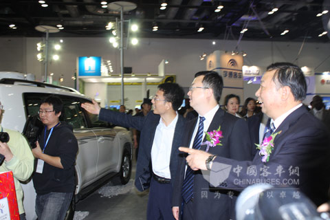 宇通副總王文兵陪同交通運輸部領導參觀宇通展車