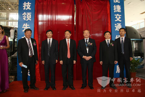中國道協會長楊利民、常務副會長孔衛國、交通運輸部運輸司司長李剛等領導為中通客車新品揭幕