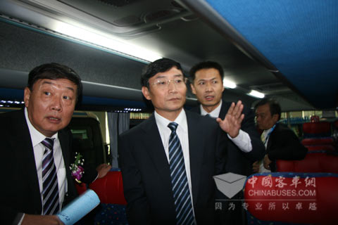 道路運輸司司長李剛、常務副會長孔衛國視察中通“世紀星”