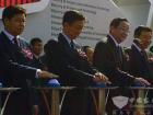 中央政治局委員俞正聲、工信部部長苗圩等領(lǐng)導按下開幕式啟動按鈕