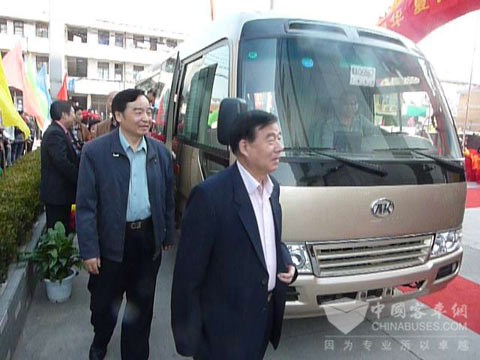 韓德彩、喬泰陽(yáng)等老將軍以及中央電視臺(tái)臺(tái)長(zhǎng)趙化勇親身體驗(yàn)江淮·寶斯通