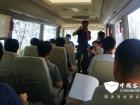 爬坡測(cè)試中，宇通T7上坡爬坡平穩(wěn)靜止，仰角坡度27°