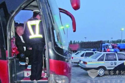 2011年5月3日傍晚6時30分，菏澤警方截住超載大客車。