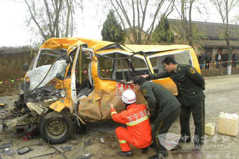 甘肅慶陽正寧縣幼兒園校車車禍現(xiàn)場