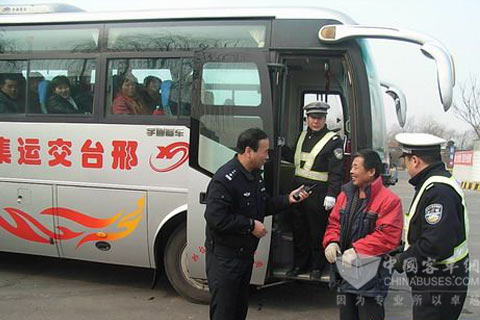 邢臺(tái)高速交警加大對(duì)旅游客車管理力度