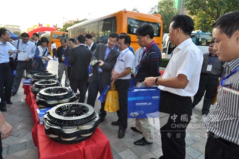 各運輸公司領導參觀華越展臺