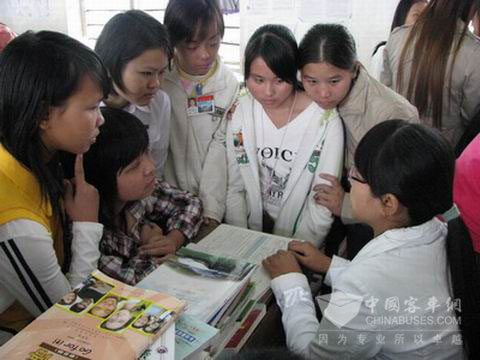 玉柴志愿者為學生們提供學習輔導