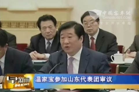 溫家寶聽取人大代表、濰柴集團董事長譚旭光的發言