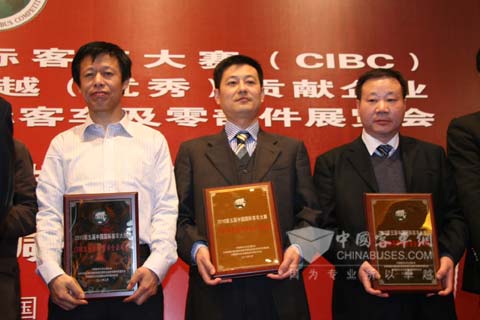 華越董事長(zhǎng)俞士妙（中）上臺(tái)領(lǐng)獎(jiǎng)