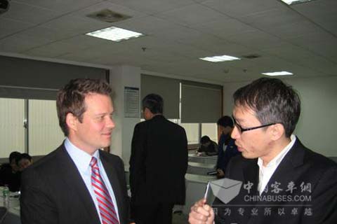 德國DEUTZ公司首席代表與中聯(lián)技術(shù)人員在交流