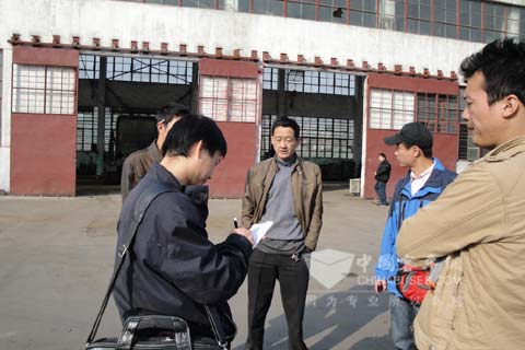 東風康明斯工作人員與用戶交談,收集用戶對發動機 操作保養的心得