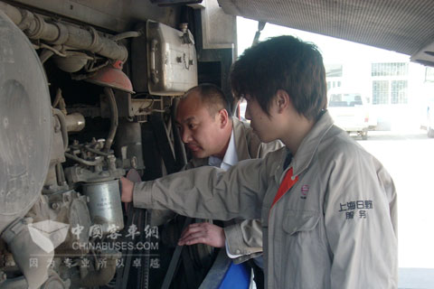 上海日野服務工程師檢修發動機