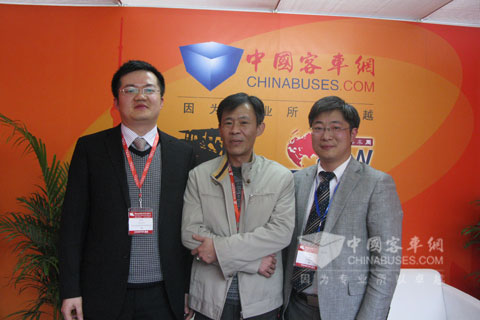 驛力執(zhí)行總經(jīng)理陳海明（左）董事長陳江鋒（中）客車網(wǎng)總編輯吳永強(qiáng)