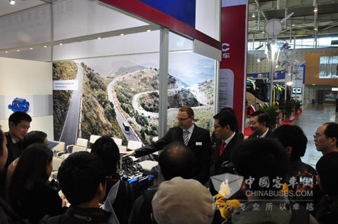 福伊特驅(qū)動公路產(chǎn)品亮相南京客車展與媒體進(jìn)行交流