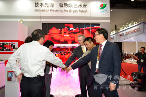公交用戶代表和康明斯相關領導共同發布L8.9G天然氣發動機