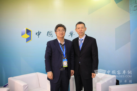 康明斯公司副總裁，東風康明斯發動機公司總經理王寧（右）與中國卡車網總編輯吳永強合影